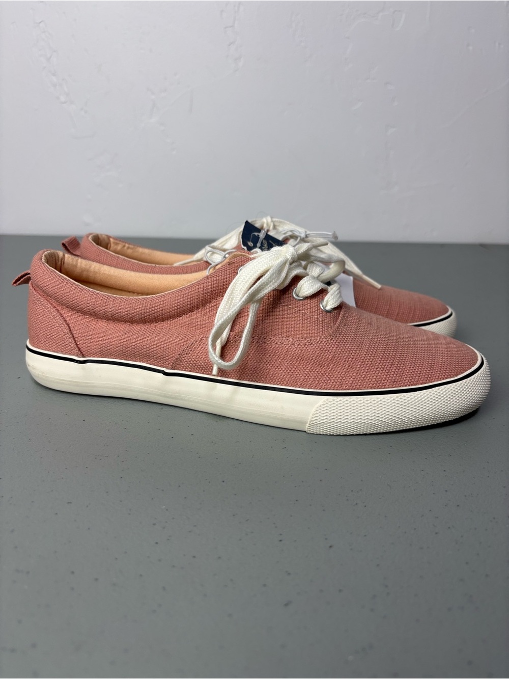 Universal Thread Women's Pink NWT Canvas Lace Up Sneaker Size 9 Casual Colorful